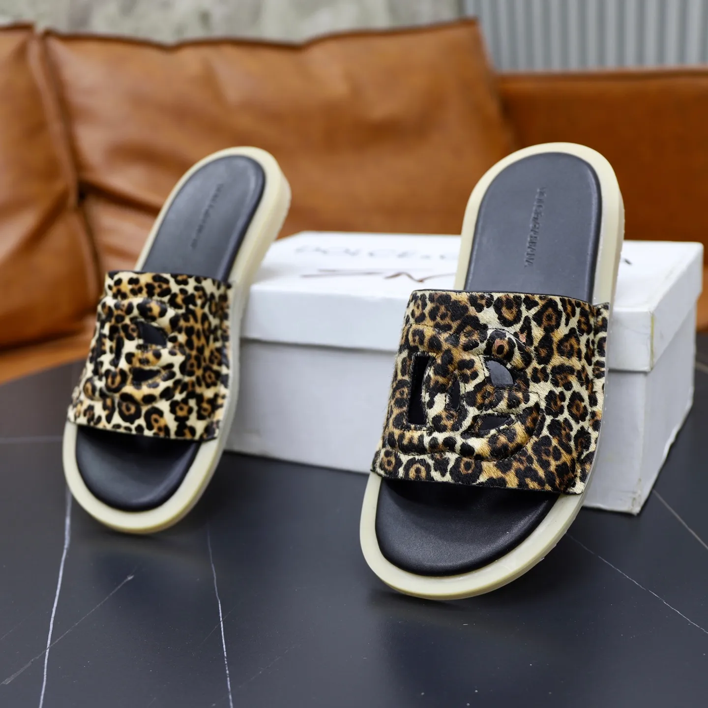 Ex-factory price: 340💰🙅‍♂️🙅‍♂️🙅‍♂️ Brand: DG Standard code: 38-44 (45 customized) Grade: Same as the official website Material: Original leather design Original lightweight wear-resistant molded outsole Style category: Men's fashion sandals Distinguished luxury brand elements Top luxury Color: Actual picture color